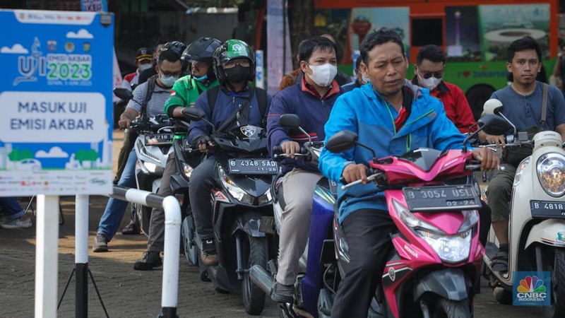 Petugas melakukan uji emisi kendaraan bermotor saat acara Uji Emisi Akbar (UEA) di Parkir Utara Taman Marga Satwa Ragunan, Jakarta, Senin (5/6/2023). (CNBC Indonesia/Faisal Rahman)