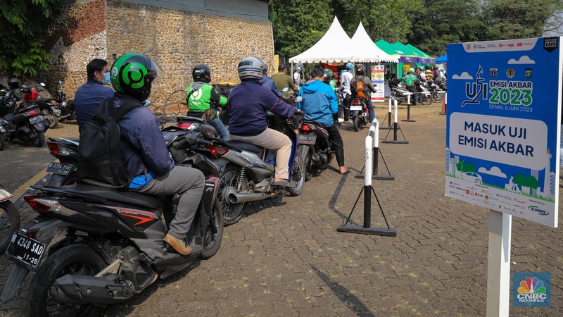 Petugas melakukan uji emisi kendaraan bermotor saat acara Uji Emisi Akbar (UEA) di Parkir Utara Taman Marga Satwa Ragunan, Jakarta, Senin (5/6/2023). Petugas melakukan uji emisi kendaraan bermotor saat acara Uji Emisi Akbar (UEA) di Parkir Utara Taman Marga Satwa Ragunan, Jakarta, Senin (5/6/2023). (CNBC Indonesia/Faisal Rahman)