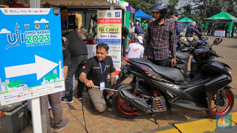 Petugas melakukan uji emisi kendaraan bermotor saat acara Uji Emisi Akbar (UEA) di Parkir Utara Taman Marga Satwa Ragunan, Jakarta, Senin (5/6/2023). (CNBC Indonesia/Faisal Rahman)