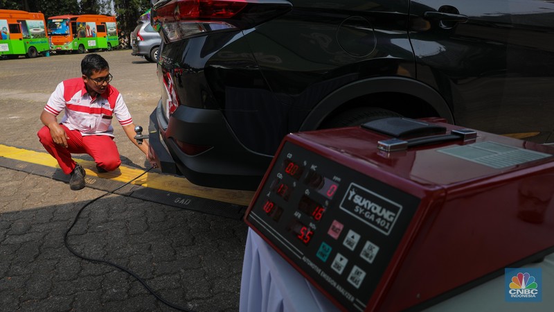 Petugas melakukan uji emisi kendaraan bermotor saat acara Uji Emisi Akbar (UEA) di Parkir Utara Taman Marga Satwa Ragunan, Jakarta, Senin (5/6/2023). (CNBC Indonesia/Faisal Rahman)