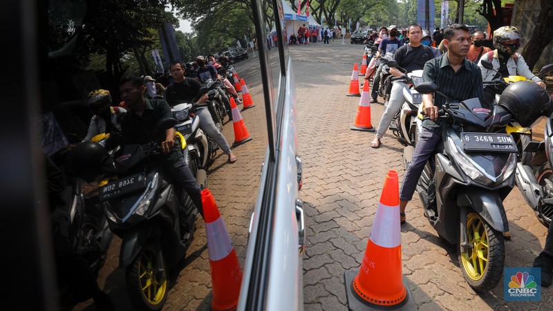 Petugas melakukan uji emisi kendaraan bermotor saat acara Uji Emisi Akbar (UEA) di Parkir Utara Taman Marga Satwa Ragunan, Jakarta, Senin (5/6/2023). (CNBC Indonesia/Faisal Rahman)