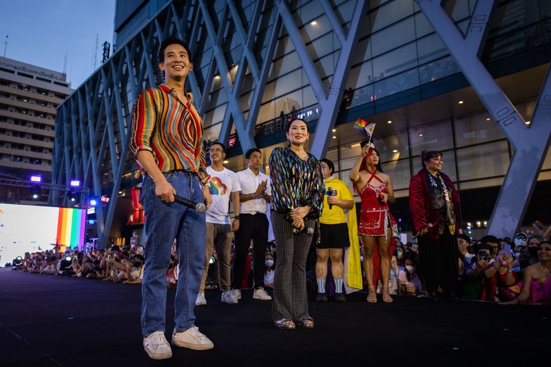 Pita Limjaroenrat (kiri) pemimpin Partai Maju dan calon Perdana Menteri, berdiri di samping Paetongtarn Shinawatra, calon Perdana Menteri Partai Pheu Thai, dalam pidato parade Pride pada 04 Juni 2023 di Bangkok, Thailand. Anggota komunitas LGBTQ dan sekutunya ambil bagian dalam pawai bulan Pride melalui pusat kota Bangkok. (Lauren DeCicca/Getty Images)