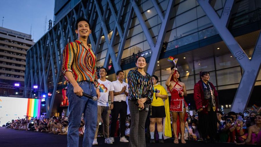 Pita Limjaroenrat (kiri) pemimpin Partai Maju dan calon Perdana Menteri, berdiri di samping Paetongtarn Shinawatra, calon Perdana Menteri Partai Pheu Thai, dalam pidato parade Pride pada 04 Juni 2023 di Bangkok, Thailand. Anggota komunitas LGBTQ dan sekutunya ambil bagian dalam pawai bulan Pride melalui pusat kota Bangkok. (Lauren DeCicca/Getty Images)