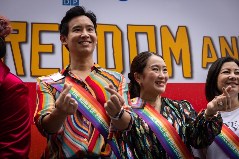 Pita Limjaroenrat (kiri) pemimpin Partai Maju dan calon Perdana Menteri, berdiri di samping Paetongtarn Shinawatra, calon Perdana Menteri Partai Pheu Thai, dalam pidato parade Pride pada 04 Juni 2023 di Bangkok, Thailand. Anggota komunitas LGBTQ dan sekutunya ambil bagian dalam pawai bulan Pride melalui pusat kota Bangkok. (Lauren DeCicca/Getty Images)