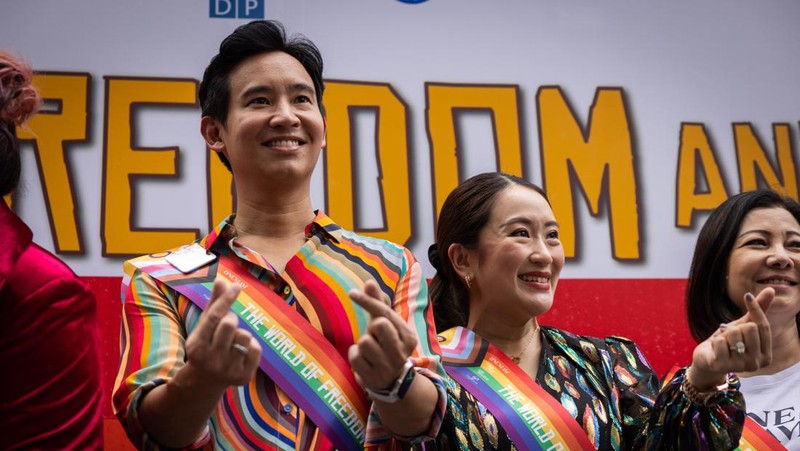 Pita Limjaroenrat (kiri) pemimpin Partai Maju dan calon Perdana Menteri, berdiri di samping Paetongtarn Shinawatra, calon Perdana Menteri Partai Pheu Thai, dalam pidato parade Pride pada 04 Juni 2023 di Bangkok, Thailand. Anggota komunitas LGBTQ dan sekutunya ambil bagian dalam pawai bulan Pride melalui pusat kota Bangkok. (Lauren DeCicca/Getty Images)