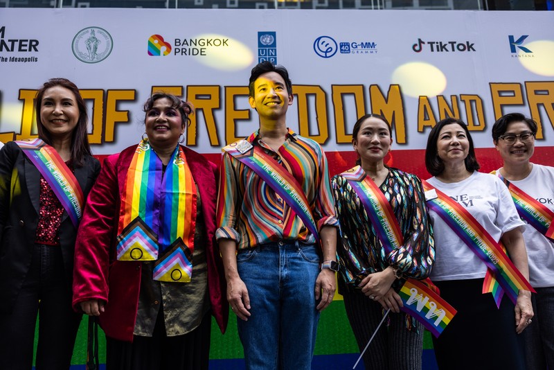 Pita Limjaroenrat (kiri) pemimpin Partai Maju dan calon Perdana Menteri, berdiri di samping Paetongtarn Shinawatra, calon Perdana Menteri Partai Pheu Thai, dalam pidato parade Pride pada 04 Juni 2023 di Bangkok, Thailand. Pita Limjaroenrat (kiri) pemimpin Partai Maju dan calon Perdana Menteri, berdiri di samping Paetongtarn Shinawatra, calon Perdana Menteri Partai Pheu Thai, dalam pidato parade Pride pada 04 Juni 2023 di Bangkok, Thailand. Anggota komunitas LGBTQ dan sekutunya ambil bagian dalam pawai bulan Pride melalui pusat kota Bangkok. (Lauren DeCicca/Getty Images)