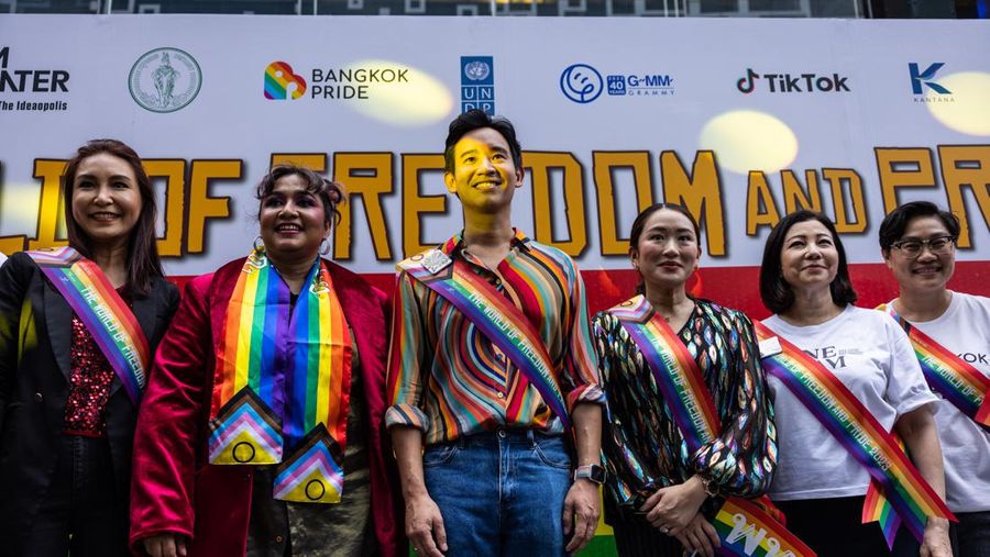 Pita Limjaroenrat (kiri) pemimpin Partai Maju dan calon Perdana Menteri, berdiri di samping Paetongtarn Shinawatra, calon Perdana Menteri Partai Pheu Thai, dalam pidato parade Pride pada 04 Juni 2023 di Bangkok, Thailand. Anggota komunitas LGBTQ dan sekutunya ambil bagian dalam pawai bulan Pride melalui pusat kota Bangkok. (Lauren DeCicca/Getty Images)