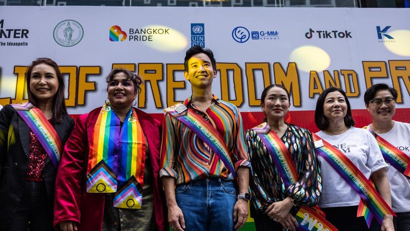 Pita Limjaroenrat (kiri) pemimpin Partai Maju dan calon Perdana Menteri, berdiri di samping Paetongtarn Shinawatra, calon Perdana Menteri Partai Pheu Thai, dalam pidato parade Pride pada 04 Juni 2023 di Bangkok, Thailand. Anggota komunitas LGBTQ dan sekutunya ambil bagian dalam pawai bulan Pride melalui pusat kota Bangkok. (Lauren DeCicca/Getty Images)