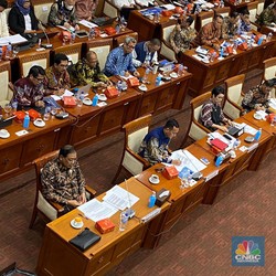 Mahfud MD Lanjutkan Proyek BTS, Semua Kontrak Direview