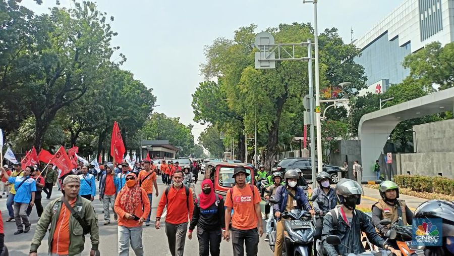 Ratusan Buruh melakukan aksi unjuk rasa meminta dicabutnya Omnibus Law Cipta Kerja. Aksi ini mulai berlangsung sejak pukul 11.30 WIB dari depan IRTI Monas. (CNBC Indonesia/Ferry Sandi)