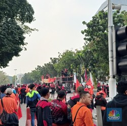 Penampakan Ribuan Buruh Tumpah ke Jalanan, Geruduk Kantor MK