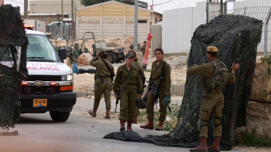 Sebuah ambulans digambarkan di dekat pangkalan militer Gunung Harif Israel di dekat kota Mitzpe Ramon di gurun Negev selatan Israel, berdekatan dengan perbatasan dengan Mesir, pada 3 Juni 2023. Dua tentara Israel tewas dalam penembakan yang jarang terjadi di perbatasan Mesir, memicu perburuan di mana tentara ketiga dan