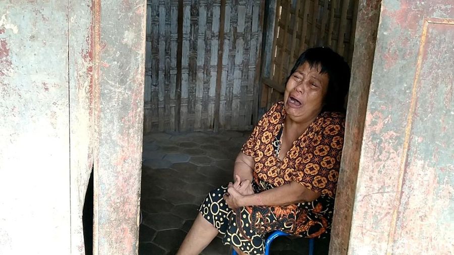 Seorang wanita lanjut usia (lansia) di Pemalang kondisinya memprihatinkan. Wanita yang kerap disapa Mbak Darmi (62) ini sakit stroke sehingga sulit berjalan dan bicara yang tinggal dengan rumah yang sudah tidak kokoh. (Dok. Berbuat Baik via Robby Bernardi/detikJateng)
