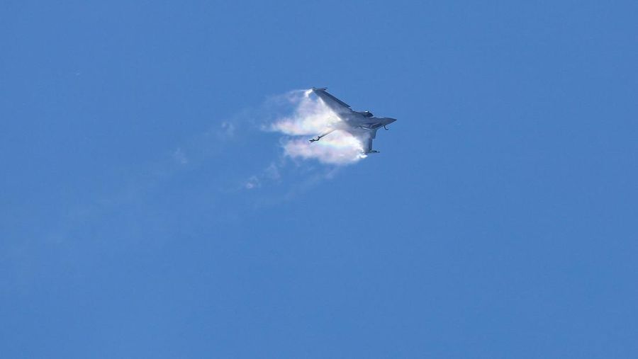 Sonic Boom dari pesawat jet tempur multiperan Dassault Rafale Angkatan Udara Prancis, Armee De L'Air, melakukan demonstrasi tampilan terbang, dengan kapten pilot terbang Sebastien Nativel seperti yang terlihat pada Pameran Udara Internasional Paris ke-53 di bandara Le Bourget LBG LFPB, Perancis di hari musim panas langit biru dengan awan. Paris, Prancis - 21 Juni 2019 (File Foto Nicolas conomou/NurPhoto via Getty Images)