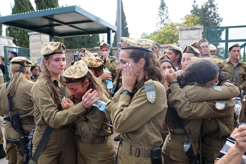 Tentara Israel saling menghibur di luar pangkalan militer Gunung Harif dekat kota Mitzpe Ramon di gurun Negev selatan Israel, berdekatan dengan perbatasan dengan Mesir, pada 3 Juni 2023. Tentara Israel saling menghibur di luar pangkalan militer Gunung Harif dekat kota Mitzpe Ramon di gurun Negev selatan Israel, berdekatan dengan perbatasan dengan Mesir, pada 3 Juni 2023. Dua tentara Israel tewas dalam penembakan yang jarang terjadi di perbatasan Mesir, memicu perburuan di mana tentara ketiga dan