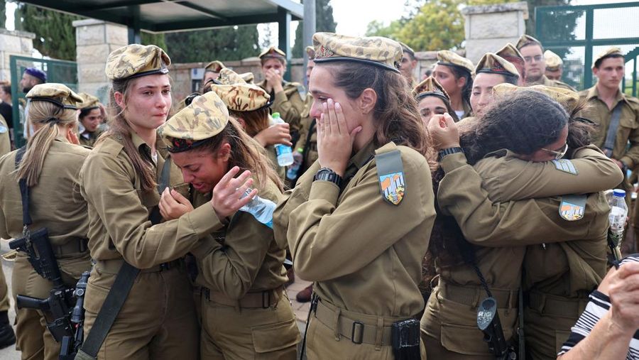 Tentara Israel berduka selama pemakaman Lia Ben Nun, satu dari tiga tentara yang tewas dalam insiden lintas batas dengan Mesir, di Rishon Lezion pada 4 Juni 2023. Israel mengatakan pada 4 Juni bahwa pihaknya akan menyelidiki kematian akibat penembakan tiga tentara di perbatasannya dengan Mesir, saat bersiap untuk mengadakan pemakaman bagi ketiganya yang terbunuh. Pada 3 Juni, tiga tentara Israel dibunuh oleh seorang