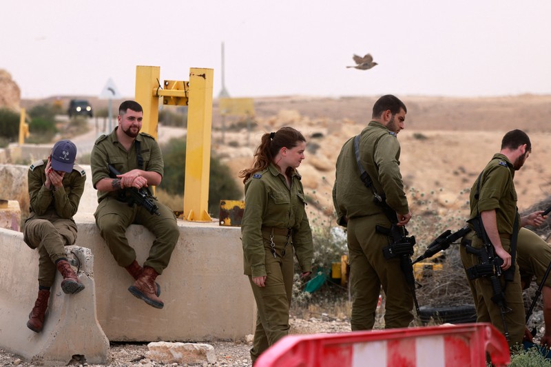 Tentara Israel saling menghibur di luar pangkalan militer Gunung Harif dekat kota Mitzpe Ramon di gurun Negev selatan Israel, berdekatan dengan perbatasan dengan Mesir, pada 3 Juni 2023. Tentara Israel saling menghibur di luar pangkalan militer Gunung Harif dekat kota Mitzpe Ramon di gurun Negev selatan Israel, berdekatan dengan perbatasan dengan Mesir, pada 3 Juni 2023. Dua tentara Israel tewas dalam penembakan yang jarang terjadi di perbatasan Mesir, memicu perburuan di mana tentara ketiga dan