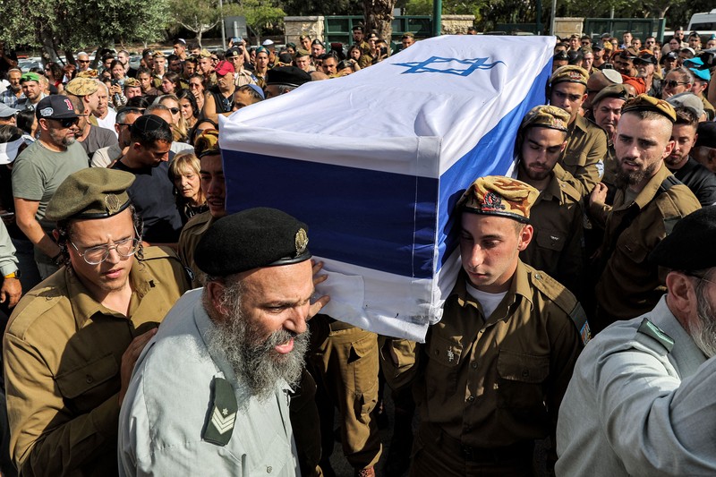 Tentara Israel saling menghibur di luar pangkalan militer Gunung Harif dekat kota Mitzpe Ramon di gurun Negev selatan Israel, berdekatan dengan perbatasan dengan Mesir, pada 3 Juni 2023. Tentara Israel saling menghibur di luar pangkalan militer Gunung Harif dekat kota Mitzpe Ramon di gurun Negev selatan Israel, berdekatan dengan perbatasan dengan Mesir, pada 3 Juni 2023. Dua tentara Israel tewas dalam penembakan yang jarang terjadi di perbatasan Mesir, memicu perburuan di mana tentara ketiga dan