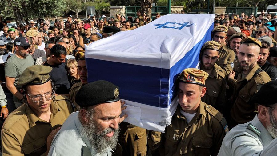 Tentara Israel saling menghibur di luar pangkalan militer Gunung Harif dekat kota Mitzpe Ramon di gurun Negev selatan Israel, berdekatan dengan perbatasan dengan Mesir, pada 3 Juni 2023. Dua tentara Israel tewas dalam penembakan yang jarang terjadi di perbatasan Mesir, memicu perburuan di mana tentara ketiga dan 