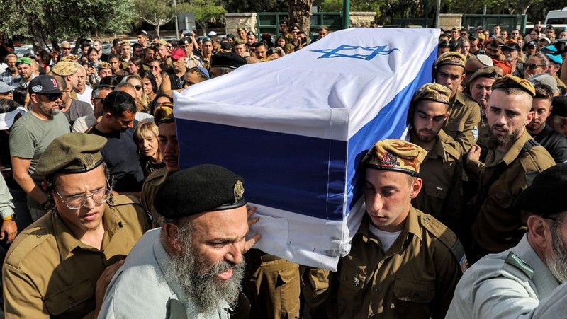 Tentara Israel saling menghibur di luar pangkalan militer Gunung Harif dekat kota Mitzpe Ramon di gurun Negev selatan Israel, berdekatan dengan perbatasan dengan Mesir, pada 3 Juni 2023. Dua tentara Israel tewas dalam penembakan yang jarang terjadi di perbatasan Mesir, memicu perburuan di mana tentara ketiga dan 