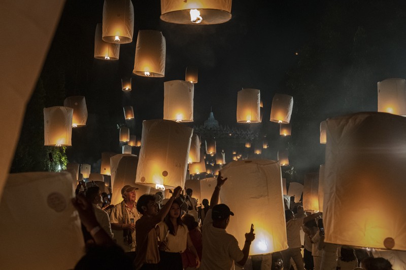 Umat Buddha dan turis melepaskan lampion ke udara di Candi Borobudur saat perayaan Hari Raya Waisak pada 4 Juni 2023 di Magelang, Jawa Tengah, Indonesia. Umat Buddha dan turis melepaskan lampion ke udara di Candi Borobudur saat perayaan Hari Raya Waisak pada 4 Juni 2023 di Magelang, Jawa Tengah, Indonesia. Waisak dirayakan selama bulan purnama di bulan Mei atau Juni dengan upacara yang berpusat di sekitar tiga candi Budha, peziarah berjalan dari Mendut ke Pawon, berakhir di Borobudur. Hari suci merayakan kelahiran, pencerahan ke nirwana, dan meninggalnya Buddha Gautama, pendiri agama Buddha. (Ulet Ifansasti/Getty Images)