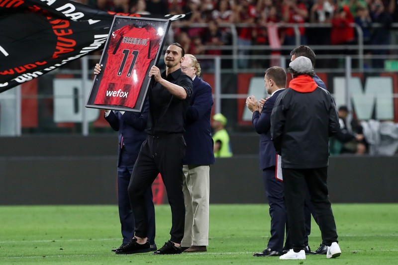 Zlatan Ibrahimovic dari AC Milan menyapa publik saat upacara perpisahan setelah pertandingan Serie A Italia antara AC Milan dan Hellas Verona di Stadio Giuseppe Meazza pada 04 Juni 2023 di Milan, Italia. Waktu Ibrahimovic di AC Milan akan segera berakhir setelah pertandingan terakhir mereka musim ini melawan Hellas Verona. (Claudio Villa/AC Milan via Getty Images)