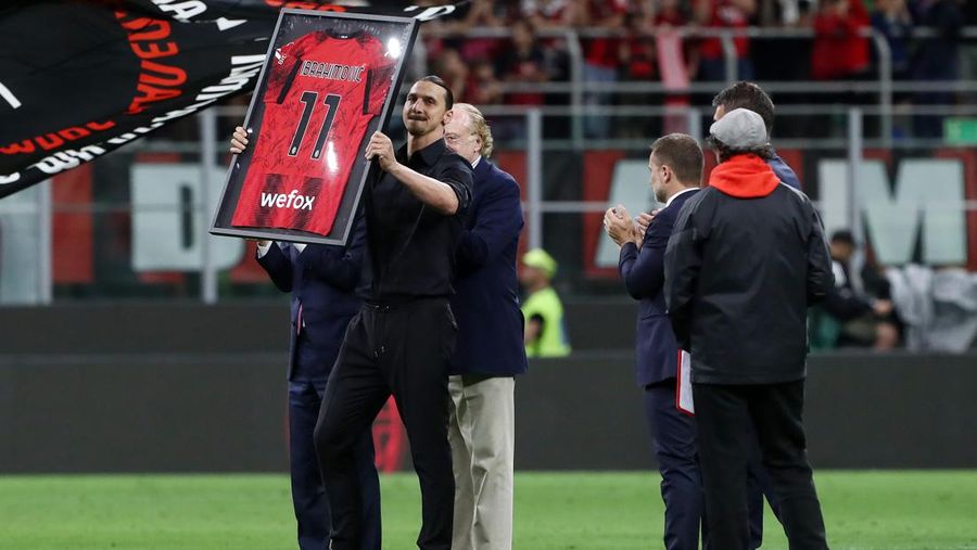 Zlatan Ibrahimovic dari AC Milan menyapa publik saat upacara perpisahan setelah pertandingan Serie A Italia antara AC Milan dan Hellas Verona di Stadio Giuseppe Meazza pada 04 Juni 2023 di Milan, Italia. Waktu Ibrahimovic di AC Milan akan segera berakhir setelah pertandingan terakhir mereka musim ini melawan Hellas Verona. (Claudio Villa/AC Milan via Getty Images)