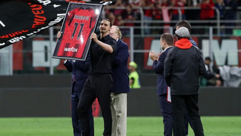 Zlatan Ibrahimovic dari AC Milan menyapa publik saat upacara perpisahan setelah pertandingan Serie A Italia antara AC Milan dan Hellas Verona di Stadio Giuseppe Meazza pada 04 Juni 2023 di Milan, Italia. Waktu Ibrahimovic di AC Milan akan segera berakhir setelah pertandingan terakhir mereka musim ini melawan Hellas Verona. (Claudio Villa/AC Milan via Getty Images)