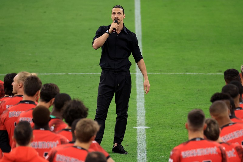 Zlatan Ibrahimovic dari AC Milan menyapa publik saat upacara perpisahan setelah pertandingan Serie A Italia antara AC Milan dan Hellas Verona di Stadio Giuseppe Meazza pada 04 Juni 2023 di Milan, Italia. Waktu Ibrahimovic di AC Milan akan segera berakhir setelah pertandingan terakhir mereka musim ini melawan Hellas Verona. (Claudio Villa/AC Milan via Getty Images)