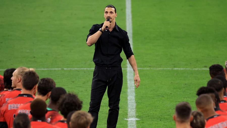 Zlatan Ibrahimovic dari AC Milan menyapa publik saat upacara perpisahan setelah pertandingan Serie A Italia antara AC Milan dan Hellas Verona di Stadio Giuseppe Meazza pada 04 Juni 2023 di Milan, Italia. Waktu Ibrahimovic di AC Milan akan segera berakhir setelah pertandingan terakhir mereka musim ini melawan Hellas Verona. (Claudio Villa/AC Milan via Getty Images)