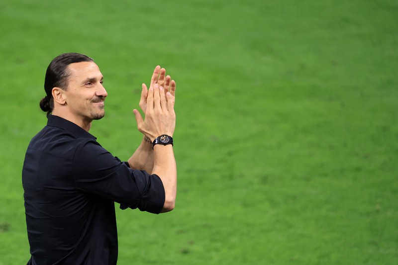 Zlatan Ibrahimovic dari AC Milan menyapa publik saat upacara perpisahan setelah pertandingan Serie A Italia antara AC Milan dan Hellas Verona di Stadio Giuseppe Meazza pada 04 Juni 2023 di Milan, Italia. Waktu Ibrahimovic di AC Milan akan segera berakhir setelah pertandingan terakhir mereka musim ini melawan Hellas Verona. (Claudio Villa/AC Milan via Getty Images)