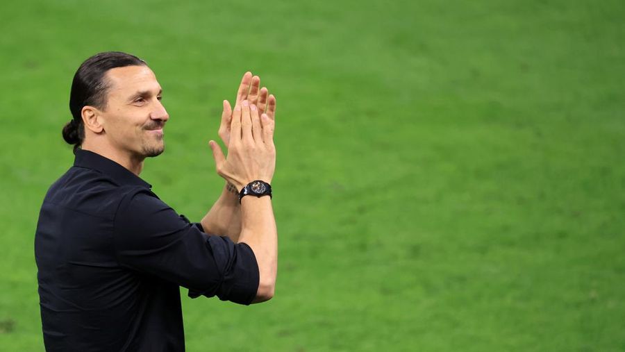 Zlatan Ibrahimovic dari AC Milan menyapa publik saat upacara perpisahan setelah pertandingan Serie A Italia antara AC Milan dan Hellas Verona di Stadio Giuseppe Meazza pada 04 Juni 2023 di Milan, Italia. Waktu Ibrahimovic di AC Milan akan segera berakhir setelah pertandingan terakhir mereka musim ini melawan Hellas Verona. (Claudio Villa/AC Milan via Getty Images)