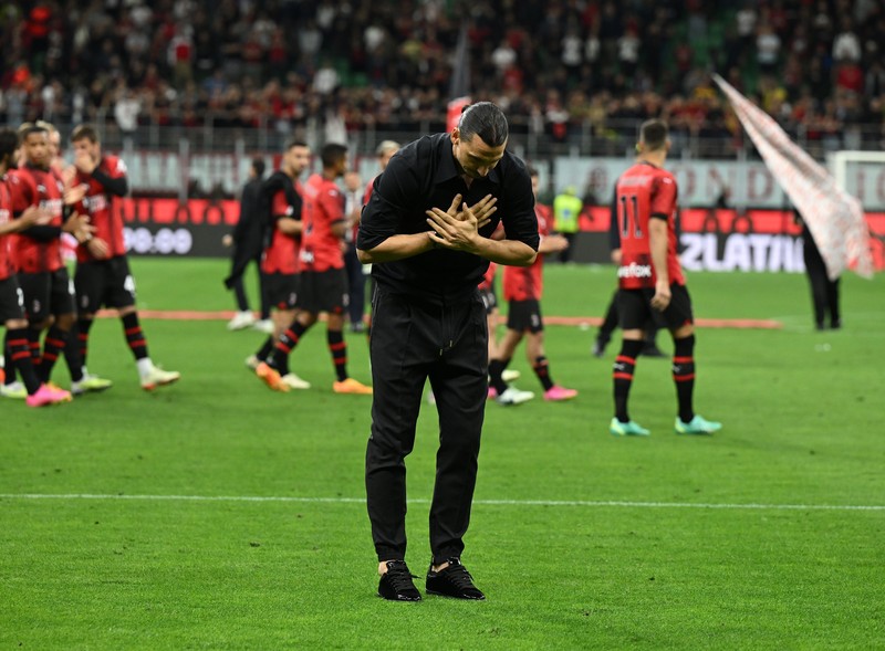 Zlatan Ibrahimovic dari AC Milan menyapa publik saat upacara perpisahan setelah pertandingan Serie A Italia antara AC Milan dan Hellas Verona di Stadio Giuseppe Meazza pada 04 Juni 2023 di Milan, Italia. Waktu Ibrahimovic di AC Milan akan segera berakhir setelah pertandingan terakhir mereka musim ini melawan Hellas Verona. (Claudio Villa/AC Milan via Getty Images)