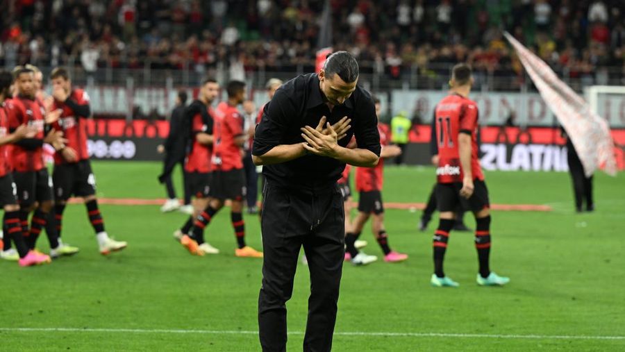 Zlatan Ibrahimovic dari AC Milan menyapa publik saat upacara perpisahan setelah pertandingan Serie A Italia antara AC Milan dan Hellas Verona di Stadio Giuseppe Meazza pada 04 Juni 2023 di Milan, Italia. Waktu Ibrahimovic di AC Milan akan segera berakhir setelah pertandingan terakhir mereka musim ini melawan Hellas Verona. (Claudio Villa/AC Milan via Getty Images)