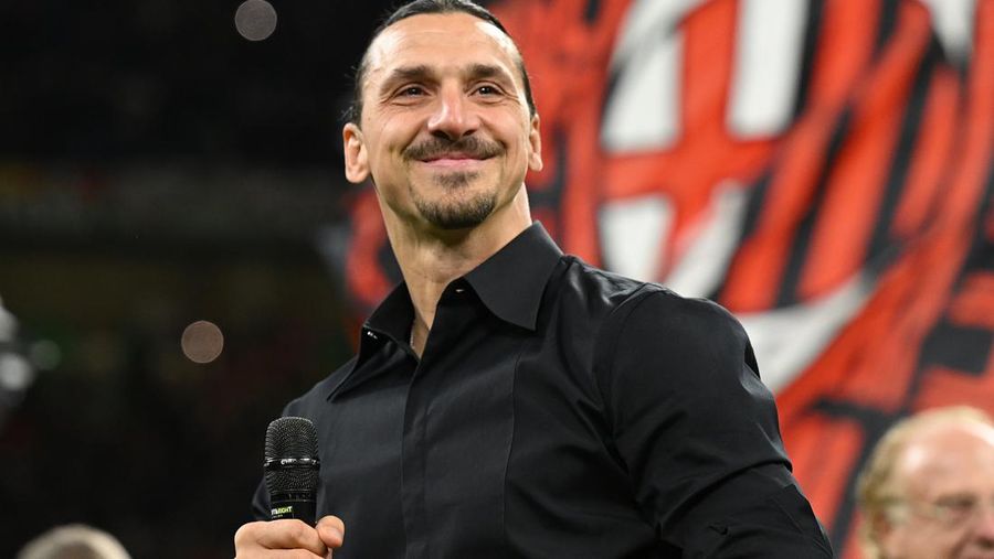 Zlatan Ibrahimovic dari AC Milan menyapa publik saat upacara perpisahan setelah pertandingan Serie A Italia antara AC Milan dan Hellas Verona di Stadio Giuseppe Meazza pada 04 Juni 2023 di Milan, Italia. Waktu Ibrahimovic di AC Milan akan segera berakhir setelah pertandingan terakhir mereka musim ini melawan Hellas Verona. (Claudio Villa/AC Milan via Getty Images)