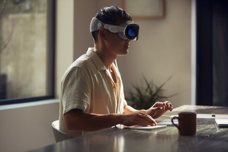 Headset Vision Pro Apple dipajang di Worldwide Developers Conference tahunan Apple di kantor pusat perusahaan di Cupertino, California, AS, 5 Juni 2023. Headset Vision Pro Apple dipajang di Worldwide Developers Conference tahunan Apple di kantor pusat perusahaan di Cupertino, California, AS, 5 Juni 2023. (REUTERS/Loren Elliott)