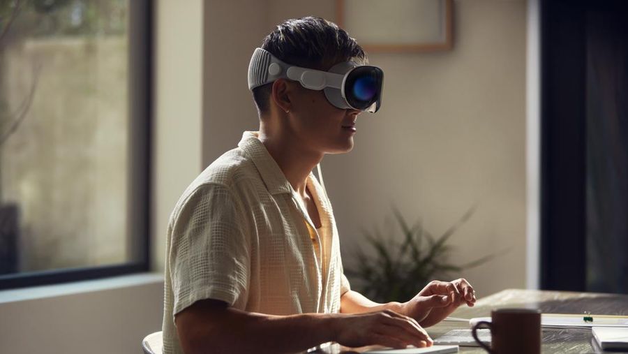 Headset Vision Pro Apple dipajang di Worldwide Developers Conference tahunan Apple di kantor pusat perusahaan di Cupertino, California, AS, 5 Juni 2023. (REUTERS/Loren Elliott)