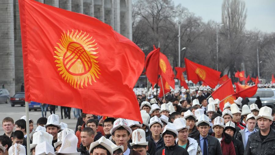 Bendera Nasional Kyrgyzstan. (File Foto -  VYACHESLAV OSELEDKO/AFP via Getty Images)