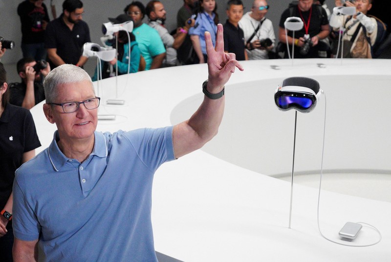 Headset Vision Pro Apple dipajang di Worldwide Developers Conference tahunan Apple di kantor pusat perusahaan di Cupertino, California, AS, 5 Juni 2023. (REUTERS/Loren Elliott)