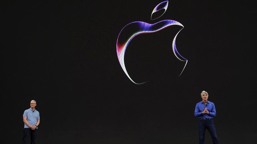 CEO Apple Tim Cook dan Wakil Presiden Senior Rekayasa Perangkat Lunak Apple Craig Federighi saat Konferensi Pengembang Seluruh Dunia tahunan Apple di kantor pusat perusahaan di Cupertino, California, AS, 5 Juni 2023. (REUTERS/Loren Elliott)