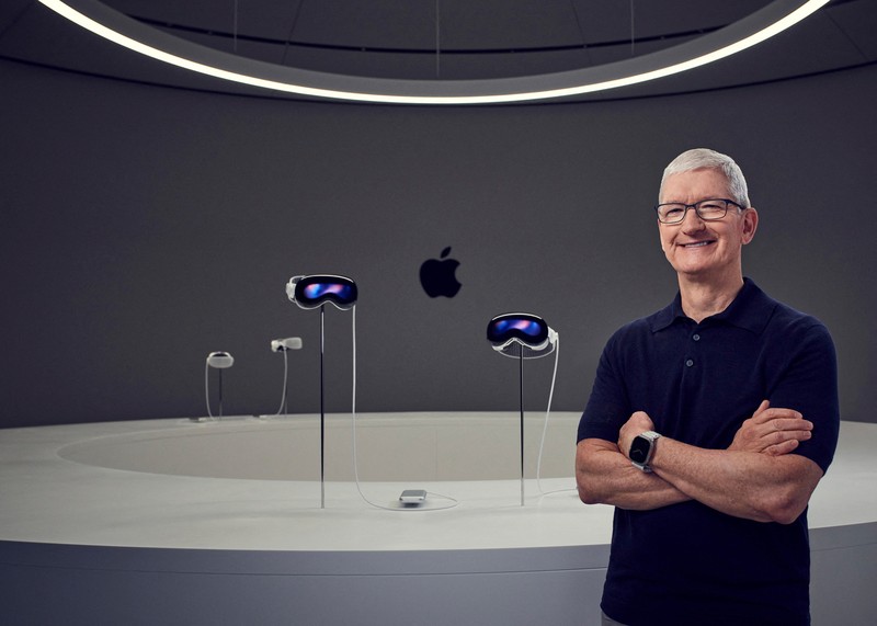 Headset Vision Pro Apple dipajang di Worldwide Developers Conference tahunan Apple di kantor pusat perusahaan di Cupertino, California, AS, 5 Juni 2023. Headset Vision Pro Apple dipajang di Worldwide Developers Conference tahunan Apple di kantor pusat perusahaan di Cupertino, California, AS, 5 Juni 2023. (REUTERS/Loren Elliott)
