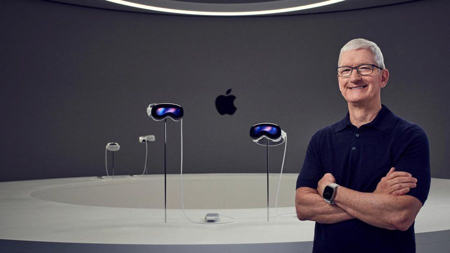Headset Vision Pro Apple dipajang di Worldwide Developers Conference tahunan Apple di kantor pusat perusahaan di Cupertino, California, AS, 5 Juni 2023. (REUTERS/Loren Elliott)