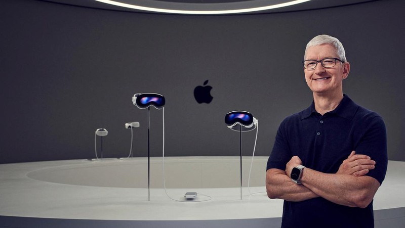 Headset Vision Pro Apple dipajang di Worldwide Developers Conference tahunan Apple di kantor pusat perusahaan di Cupertino, California, AS, 5 Juni 2023. (REUTERS/Loren Elliott)