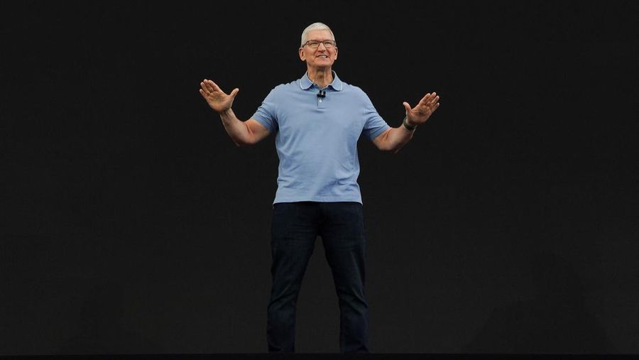 CEO Apple Tim Cook pada Konferensi Pengembang Seluruh Dunia tahunan Apple di kantor pusat perusahaan di Cupertino, California, AS 5 Juni 2023. (REUTERS/Loren Elliott)