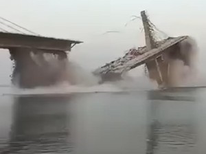 Jembatan Tiba-tiba Ambruk di India, 9 Orang Tewas