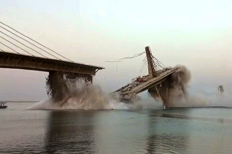 Foto yang diambil pada 4 Juni 2023 ini menunjukkan jembatan yang sedang dibangun kembali runtuh ke sungai Gangga di distrik Bhagalpur negara bagian Bihar, India timur. Foto yang diambil pada 4 Juni 2023 ini menunjukkan jembatan yang sedang dibangun kembali runtuh ke sungai Gangga di distrik Bhagalpur negara bagian Bihar, India timur. (-/AFP via Getty Images)