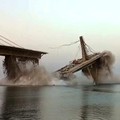 Bak Suara Ledakan, Detik-Detik Jembatan Ambruk di India