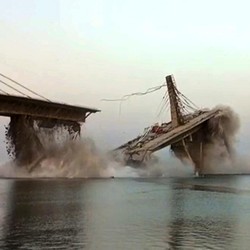 Bak Suara Ledakan, Detik-Detik Jembatan Ambruk di India
