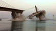 Bak Suara Ledakan, Detik-Detik Jembatan Ambruk di India