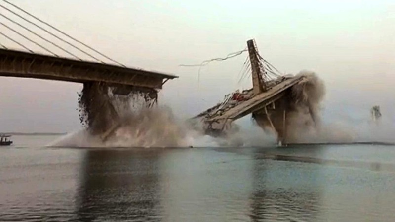 Foto yang diambil pada 4 Juni 2023 ini menunjukkan jembatan yang sedang dibangun kembali runtuh ke sungai Gangga di distrik Bhagalpur negara bagian Bihar, India timur. (-/AFP via Getty Images)